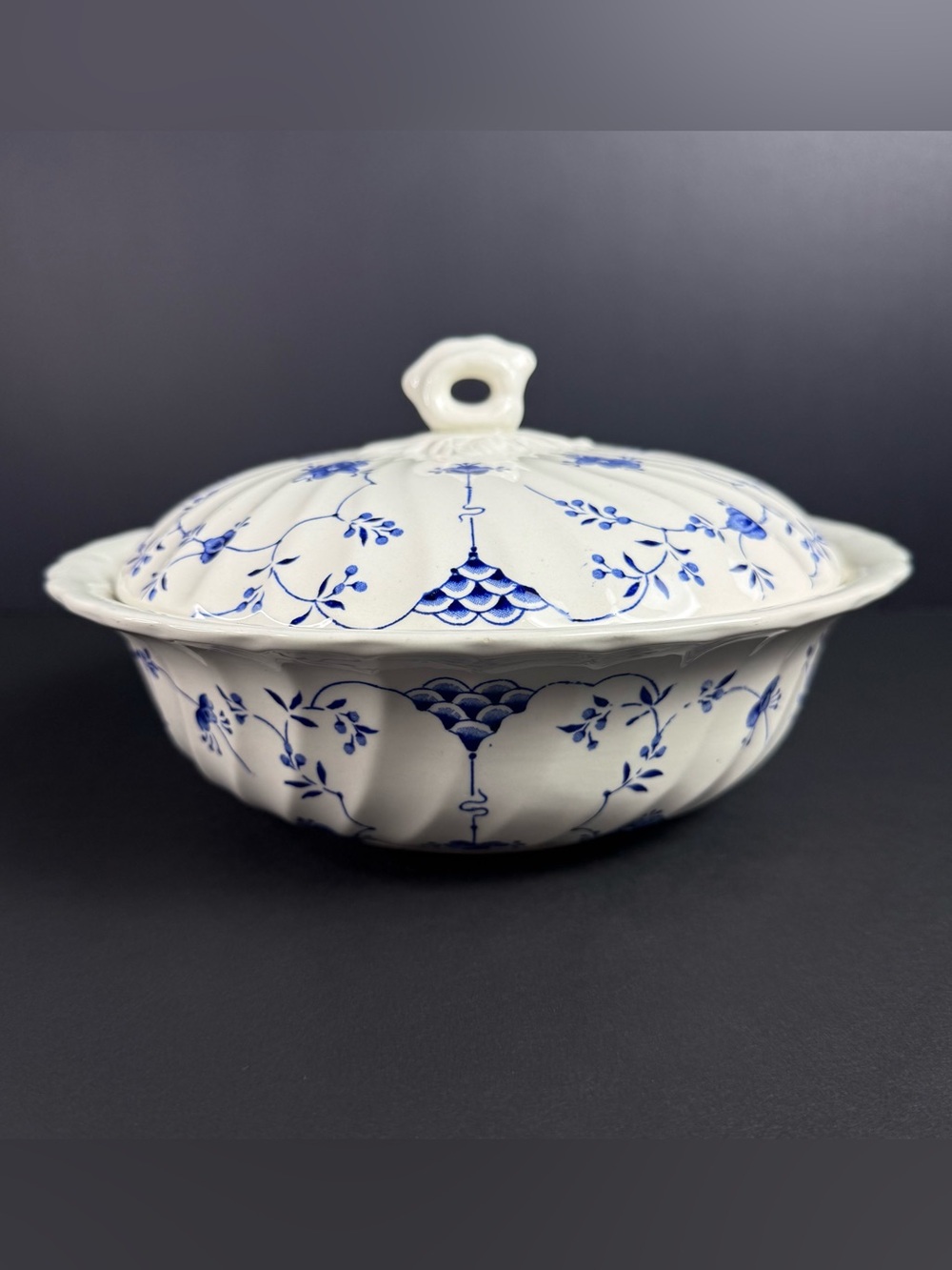 VTG Myott Staffordshire Finlandia Round Covered Vegetable Bowl Scalloped Edge 9"